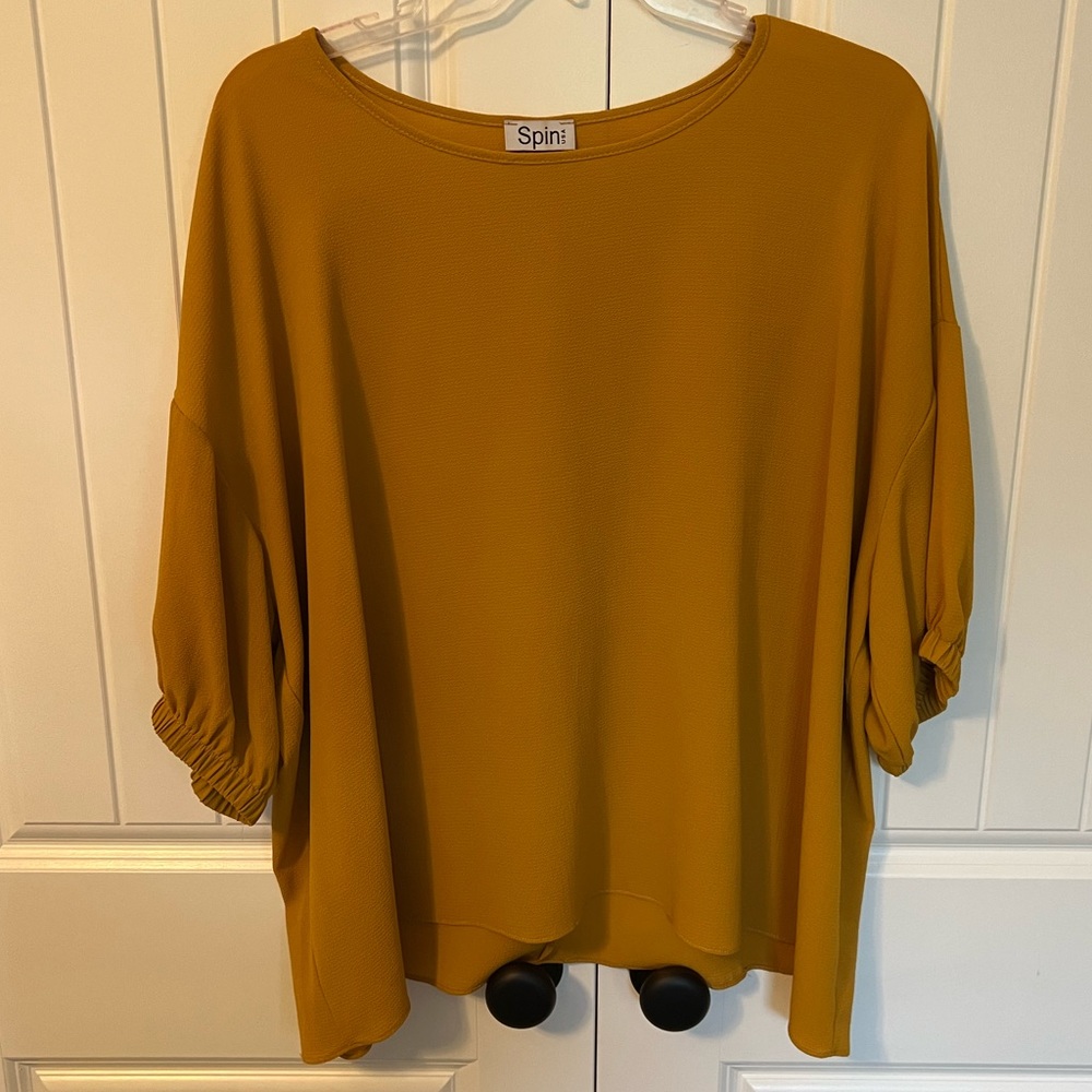 SPIN Ballon Sleeve Boxy Top. 2X. Mustard yellow